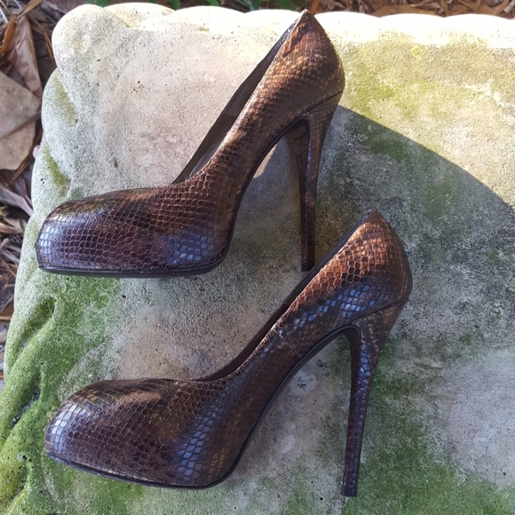 Stuart Weitzman snake print peeptoe heel. - Picture 4 of 8